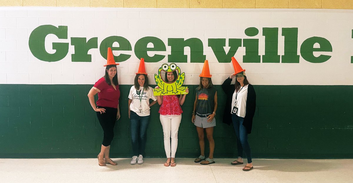 M_Scotti0423's tweet photo. DIY Photo Booth #coneheads #greenvilleES https://t.co/UlxNMJaWSo
