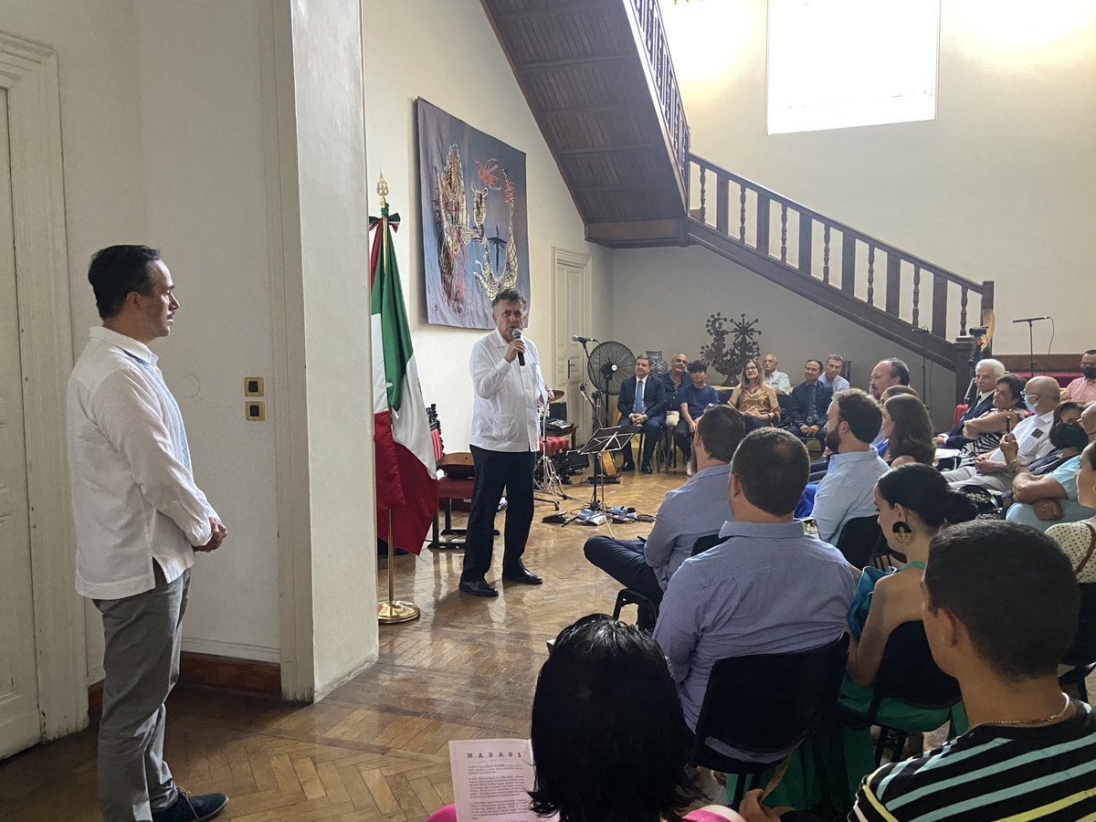 EmbaMexIta's tweet photo. El Embajador de México en Italia, @cgarciadealba, presentó en @EmbaMexIta el concierto en homenaje a “Frida Kahlo y Chavela Vargas”, a cargo del grupo musical #MADAUS.
Casa llena para escuchar música mexicana en Italia.
🇲🇽🇮🇹 https://t.co/9o2ogeyHTn