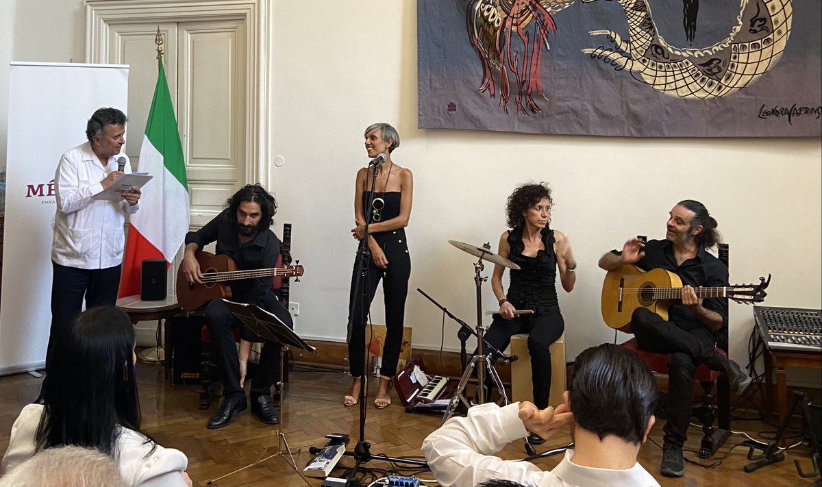 EmbaMexIta's tweet photo. El Embajador de México en Italia, @cgarciadealba, presentó en @EmbaMexIta el concierto en homenaje a “Frida Kahlo y Chavela Vargas”, a cargo del grupo musical #MADAUS.
Casa llena para escuchar música mexicana en Italia.
🇲🇽🇮🇹 https://t.co/9o2ogeyHTn