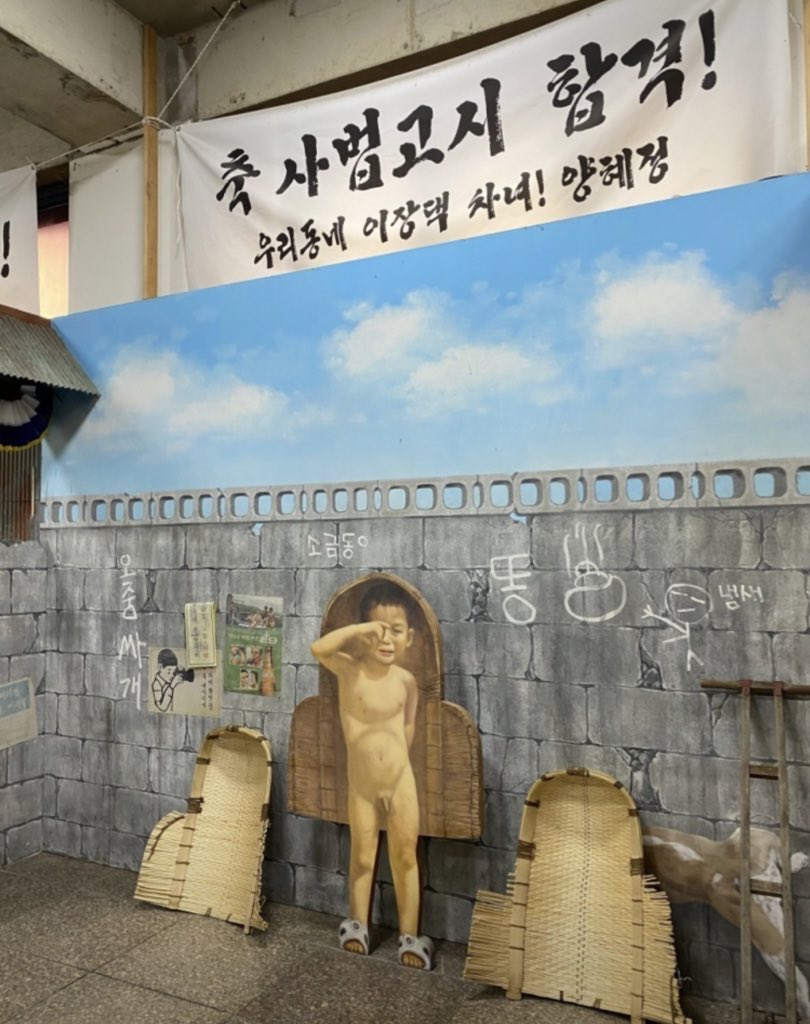 _980126_126's tweet photo. 아..원래 이런 배경이라서 가리고 찍었나 https://t.co/F8LcDHURNX