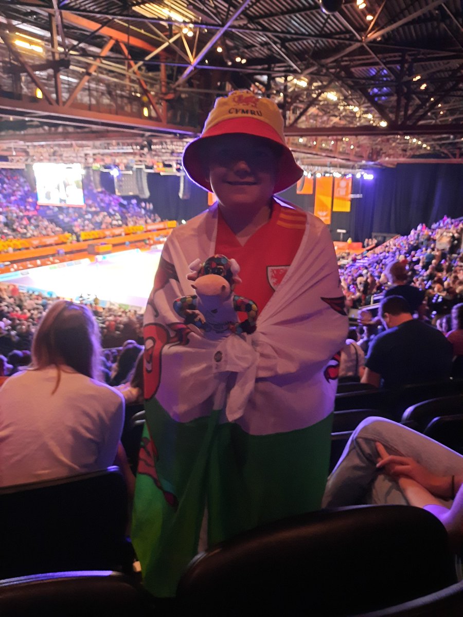 Harri enjoying the Netball at the Commonwealth Games @Ysgolyffin  #commonweathgames2022
