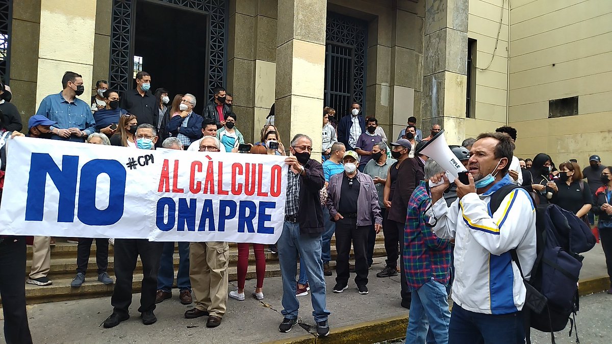 jquinteronews's tweet photo. #3Ago | #Mérida Trabajadores de la Universidad de Los Andes #ULA salen a las calles a protestar en rechazo a los las últimas acciones del Gobierno Nacional que presente no reconocer los derechos laborales y económicos del sector #UniVE. #Protesta 9:45am https://t.co/9IqfxoIoJg