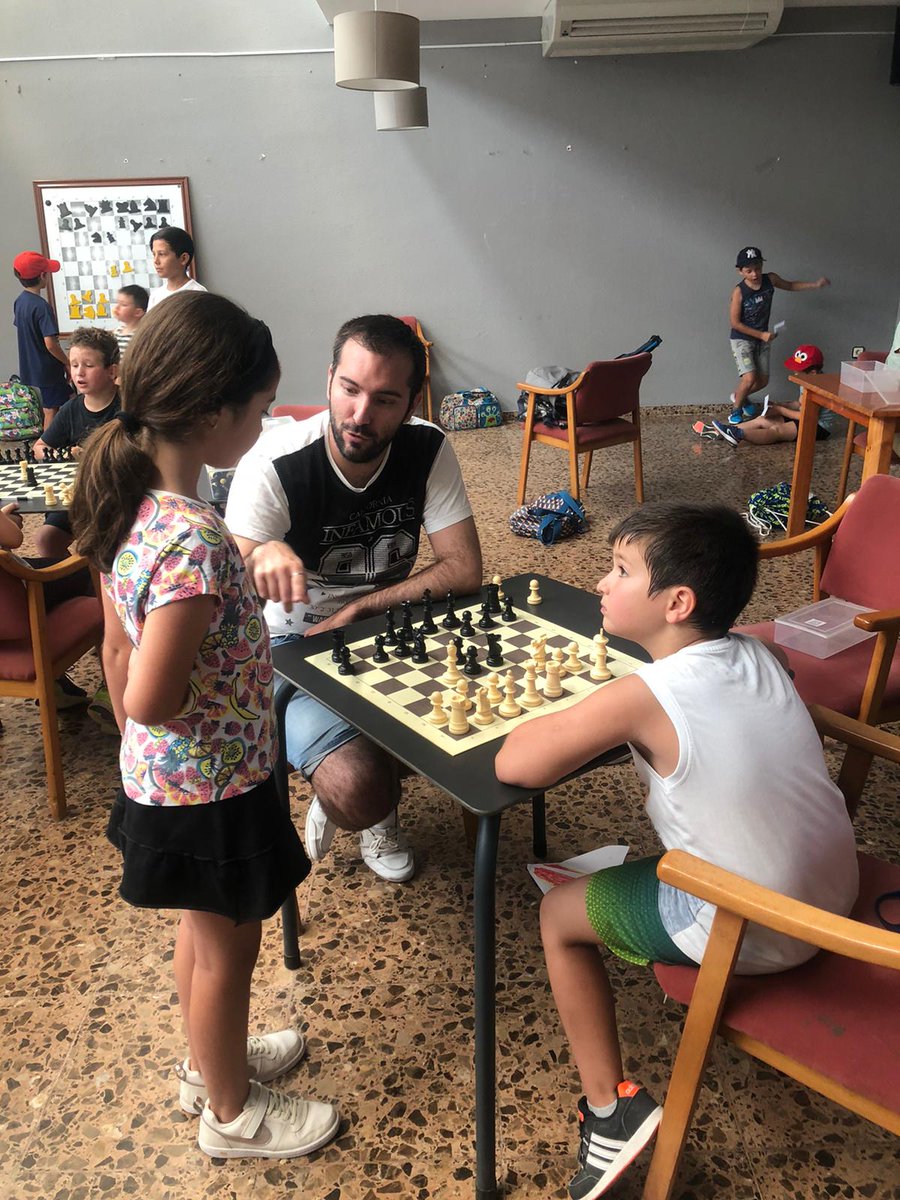 ArturTallada's tweet photo. Un bon entrenador ha de saber molt d'#escacs i de psicologia, però també ha de ser un amic crític, i un mirall nítid. Ruben Fernàndez Soriano, el nostre entrenador individual (04-2021), té això i més!! #elpalaudelsescacs @escacsamposta #equiptecnic #amposta #terresdelebre #chess https://t.co/16Y8v3qnrU