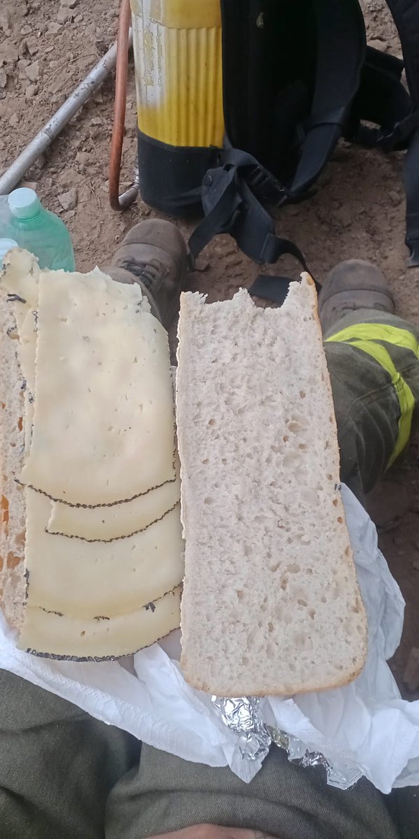 Este es el avituallamiento que <a href="/naturalezacyl/">Naturaleza Castilla y León</a> proporciona.
Trabajamos desde las 10 de la mañana y no llegan los bocatas hasta las 17:00 Cuando lo hacen comprobamos con asombro que llegan 2 menos de los que somos.
Todo esto lo acompaña una botella de 1.5l de agua.
VERGÜENZA!