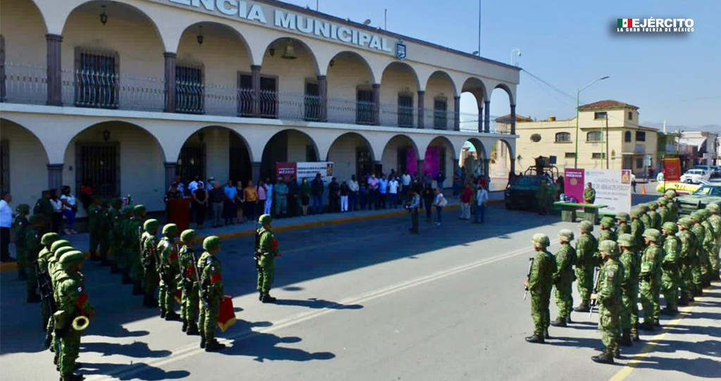 Defensamx1's tweet photo. Personal perteneciente al #105BatallónDeInfantería de la #6ZonaMilitar del #EjércitoMexicano participó con una Banda de Guerra y Escolta con Bandera en la ceremonia de inicio de la “Campaña de Canje de Armas de Fuego 2022”, que se realizó en el municipio de #CdFrontera, #Coahuila https://t.co/KTMjZ4peQF