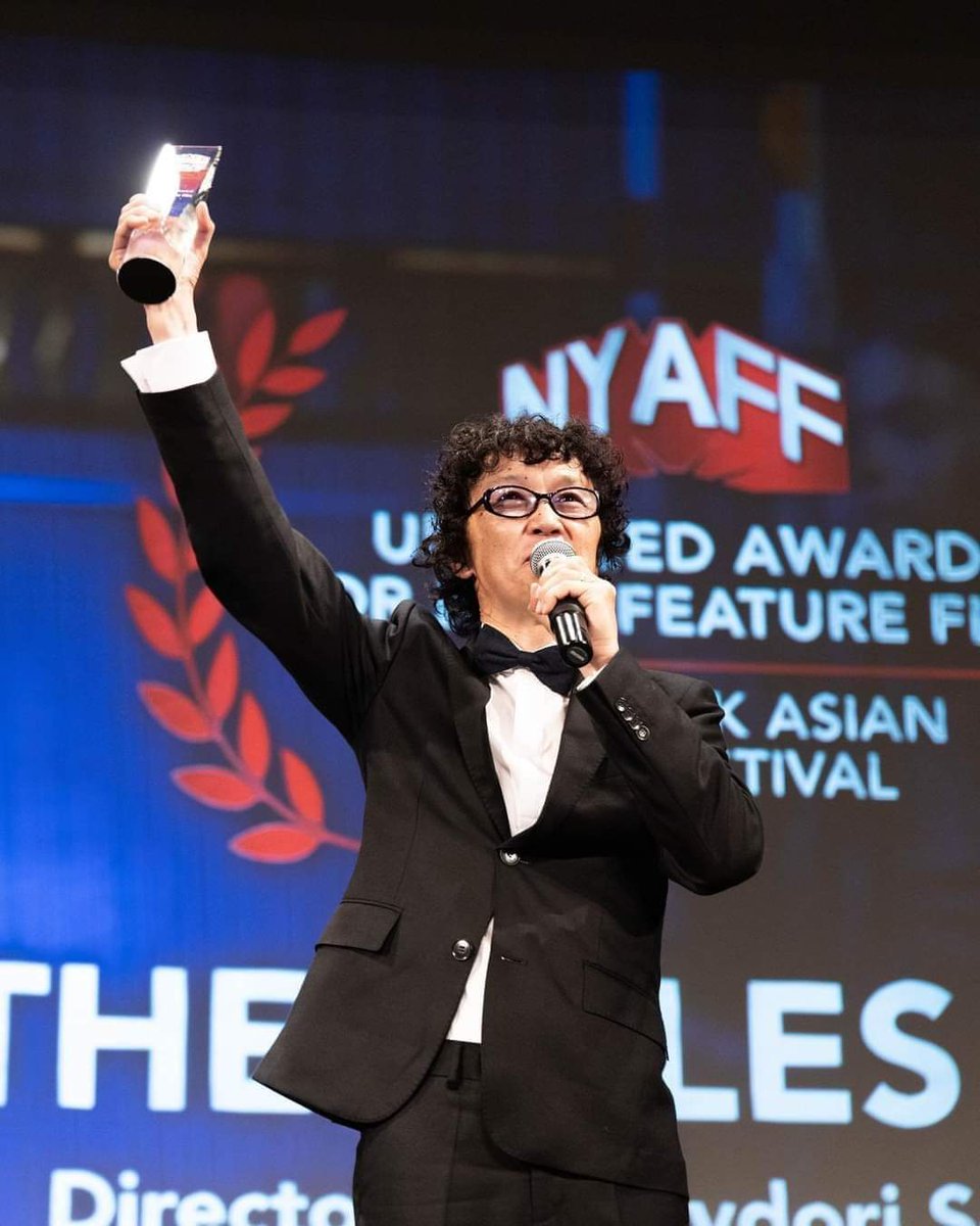 20 дахь удаагийн New York Asian Film Festival (NYAFF)-ын шилдэг кино шагналыг найруулагч Ж.Сэнгэдорж "Худалдагч охин" бүтээлээрээ хүртлээ. Ийнхүү Монгол улсаас анх удаа уг наадмын тэргүүн шагналыг хүртэж байна. Баяр хүргэе.