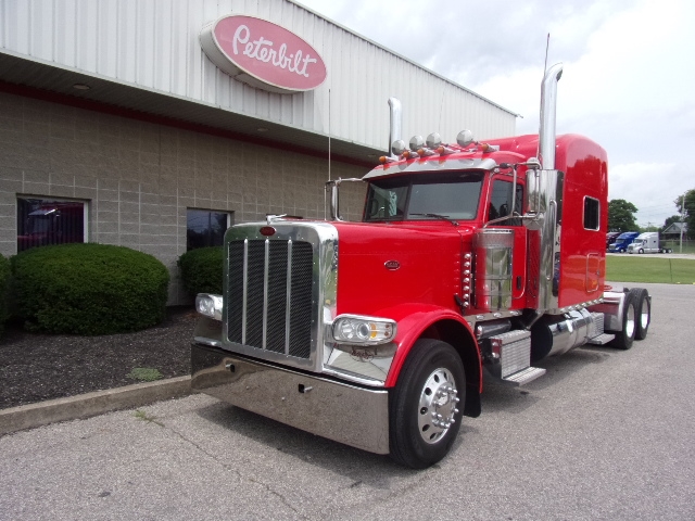 PeterbiltMotors's tweet photo. This #RedOval certified 2020 Peterbilt Model 389 is dressed in its best shade of red and ready for its next owner. This truck is available now at Peterbilt of Louisville. #PeterbiltPride https://t.co/ihVXvYS9ex https://t.co/87nExOoKmK