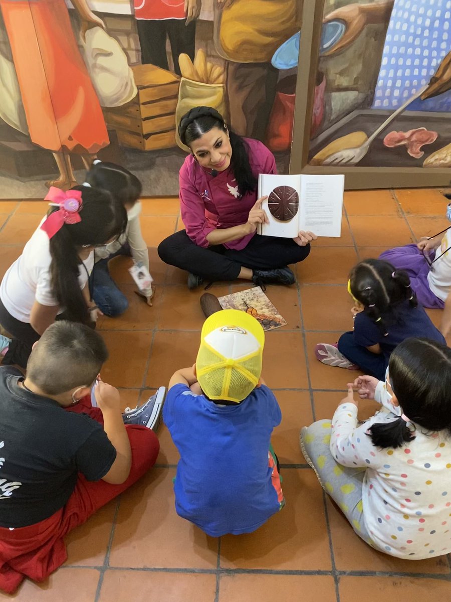 gracielamontano's tweet photo. Caminito de la escuela. 
Que alegría impartir el Taller Gastronómico en el primer curso de verano de la Exfábrica de Pólvora. Hablamos del cacao y de su importancia en nuestra historia #niñezmexicana #chefembajadora #momentosaura 🇲🇽👩🏻‍🍳🥰 https://t.co/BTBgcTn398
