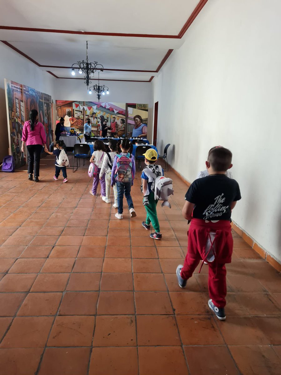 gracielamontano's tweet photo. Caminito de la escuela. 
Que alegría impartir el Taller Gastronómico en el primer curso de verano de la Exfábrica de Pólvora. Hablamos del cacao y de su importancia en nuestra historia #niñezmexicana #chefembajadora #momentosaura 🇲🇽👩🏻‍🍳🥰 https://t.co/BTBgcTn398