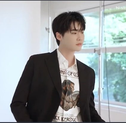 shiningsuk's tweet photo. My favorite boys with the same clothes... Yes, they both look stunning  🖤✨ 

#이종석 #LeeJongSuk 
#横浜流星 #YokohamaRyusei https://t.co/fErntXCrTq