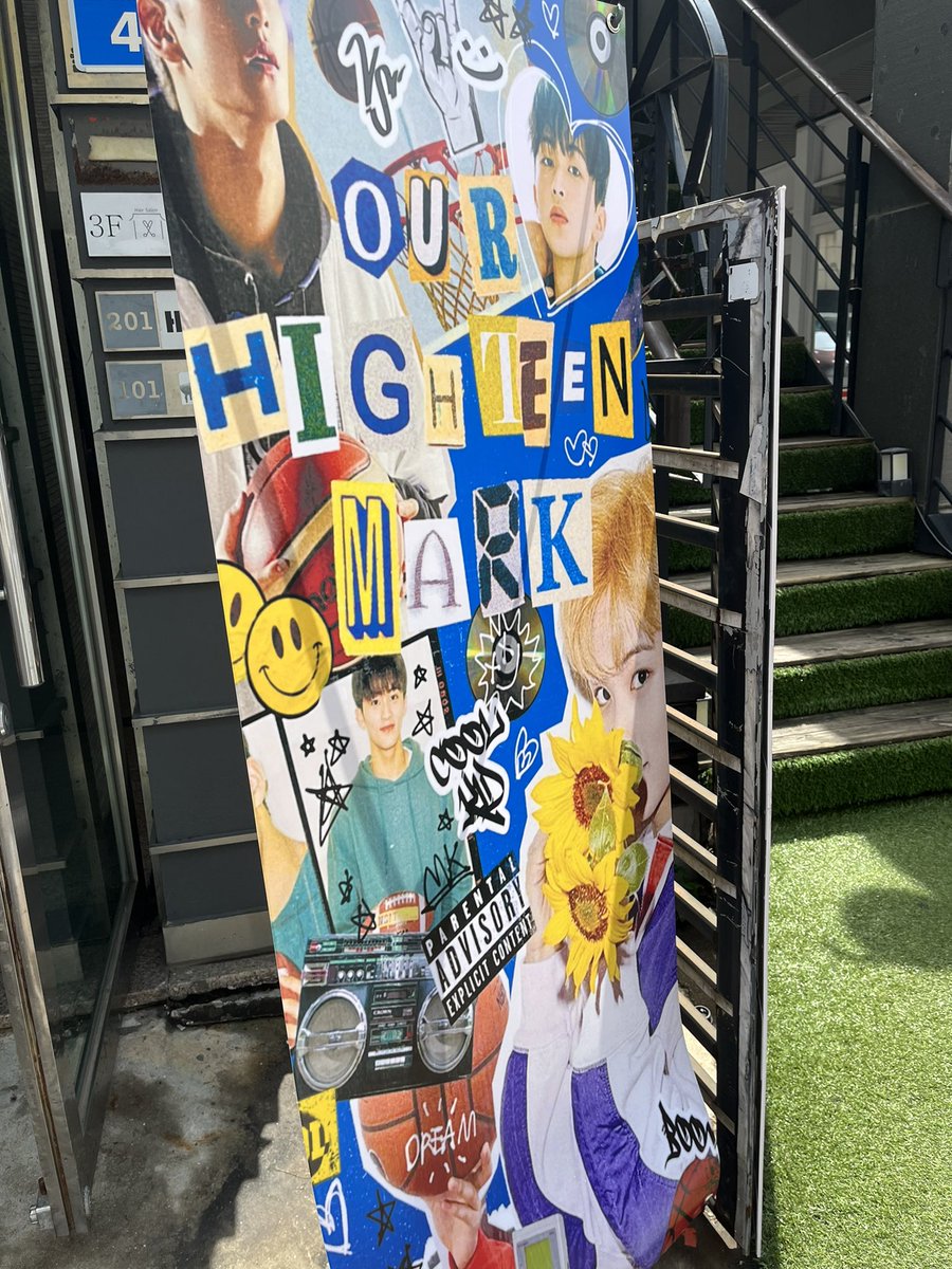 Headofncity's tweet photo. 📍카페 하이럽

컵디자인이 너무 예뻐서 갔다. 컵 자체부터 그냥 이마크의 하이틴 넷플 뚝딱. 카페도 크고 시원하게 티비로 애들 라이브도 봤음 잘꾸며져있어서 너무 이뻤음!!

#우리의_하이틴_마크의_24 
#ourhighteen_MARK https://t.co/0Ac3sX9YFn