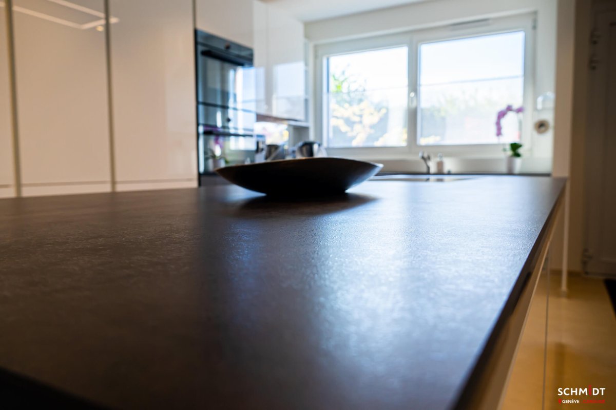 CarougeGeneve's tweet photo. Ce plan de travail en Dekton chocolat, est chic et élégant. De plus, le Dekton est un matériau hautement résistant aux chocs et à la chaleur.
#amenagementcuisine #plandetravail #schmidtgeneve #schmidtgenevecarouge #ilotcentral #schmidt #deco #cuisineilot
https://t.co/iNrN4B1LNQ https://t.co/yNJcRwOpI8