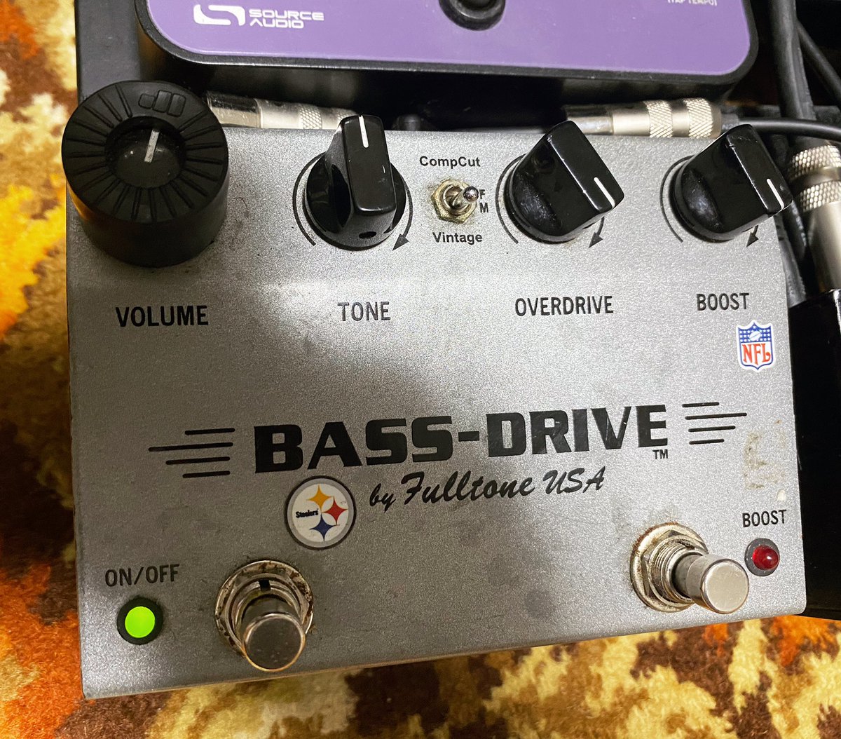 maemaebass's tweet photo. 50歳になっても、ベースを歪ませてブイー！！っで弾くのが大好きな少年のままでした😆⚡️
このペダル、20年は愛用してるかなぁ…
シンプルながらスゴスバな歪みサウンドなのです！！
今日の作業も、いろいろ試しつつ結局コイツを♪
壊れたら困る、長生きしてほしいっ🙏
#fulltone #bassdrive #fulldrive https://t.co/FCCOuF6NJa
