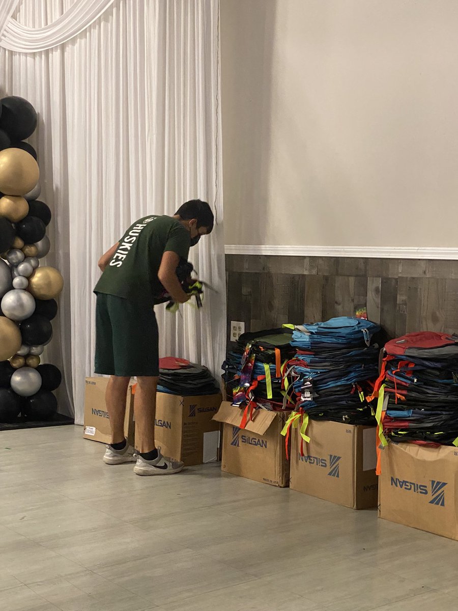 fideolocofest's tweet photo. @HolmesHuskyFB JV player Ethan Gonzales getting ready for a back to school backpack 🎒 drive before heading to practice this morning https://t.co/BtLsXpQrvq
