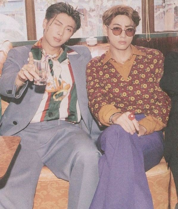 magicwithluv_'s tweet photo. Gecelerin gözde erkekleri Kim Taehyung ve Kim Namjoon https://t.co/Dn8rOHRPHd