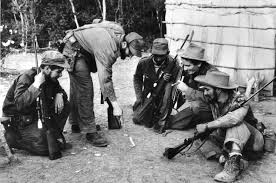latropadelche's tweet photo. Seguimos tras la #RutaDelChe
#29DeAgosto1957
Fidel y el Che se encuentran en un lugar de la Sierra Maestra para planificar nuevas acciones. Durante varios días, las dos columnas rebeldes marchan por las montañas orientales en dirección a Pino del Agua.
#TropaCHE https://t.co/yE1jfm5Uqp