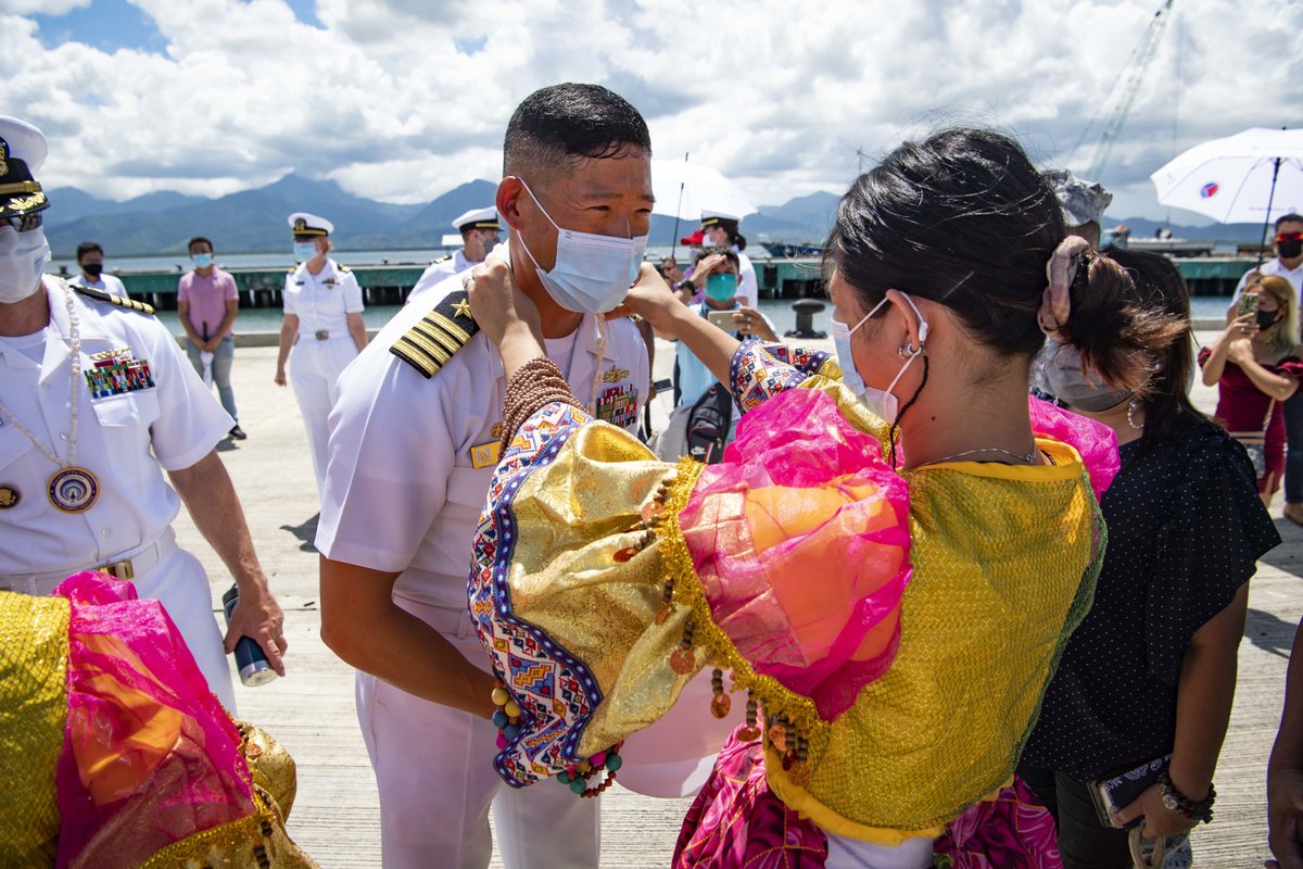 USNavy's tweet photo. #USNavy Photos of the Day:
1️⃣ @CVN_72 #FLTOPS @RimofthePacific @INDOPACOM
2️⃣ #PacificPartnership2022 arrives in the Philippines and 3️⃣ @Gipper_76 transits the San Bernardino Strait @US7thFleet
#USSLakeChamplain #CG57 arrives for #seattlefleetweek
👉 https://t.co/pZdPcE9xq0 https://t.co/8Wndnfe3uy