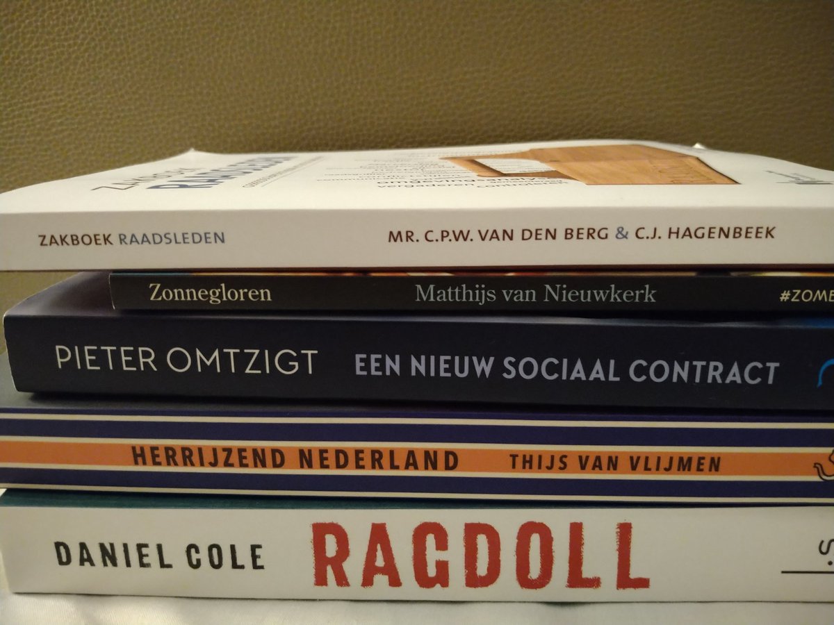 Oude en nieuwe boeken. Politiek en fictie, ik hoop er deze vakantie is doorheen te komen 😅.