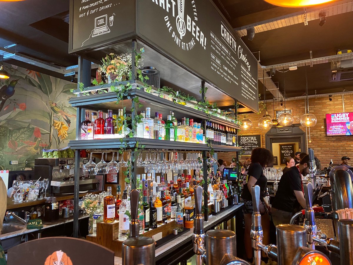 PembrookDesign's tweet image. The Birdcage - Stoke Newington for #stonegatepubcompany
A recent successful completion of a light refurbishment.
Thanks go to:
#stenballgroup, #ShawsElectrical, #beejayupholstery, #middlesexsound, #McCulloughsltd, #fdmartwork , #sewfineltd, #technical_signs and #QSM.