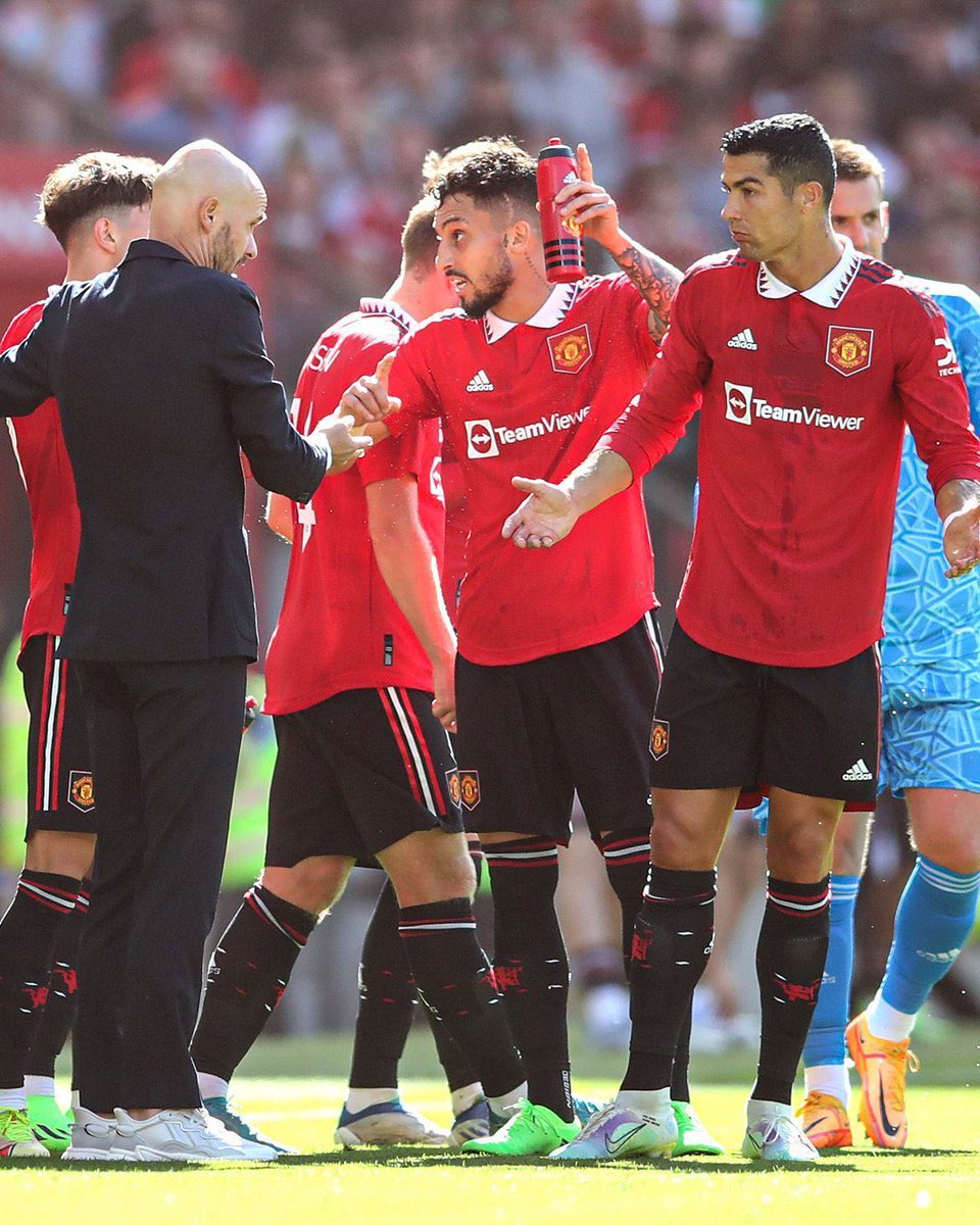giraltpablo's tweet photo. Ten Hag cuestionó a Cristiano Ronaldo y a varios jugadores de la plantilla por irse en el entretiempo del amistoso contra el Rayo: 

"Ciertamente no apruebo esto. Es inaceptable para todo el mundo. Somos un equipo y hay que quedarse hasta el final" https://t.co/SLyd9JNJ8v