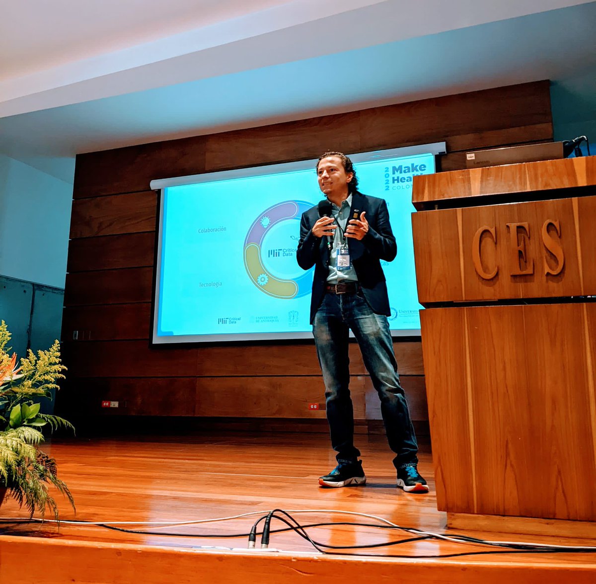 Empezamos #MakeHealthColombia con el 1er momento de la semana: Datathon en Salud Poblacional. Más de 100 profesionales de diferentes profesiones, personal de salud, ingenieros y científicos de datos, colaborando dos días para resolver retos en dengue y COVID-19. <a href="/MITCriticalData/">MIT Critical Data</a>