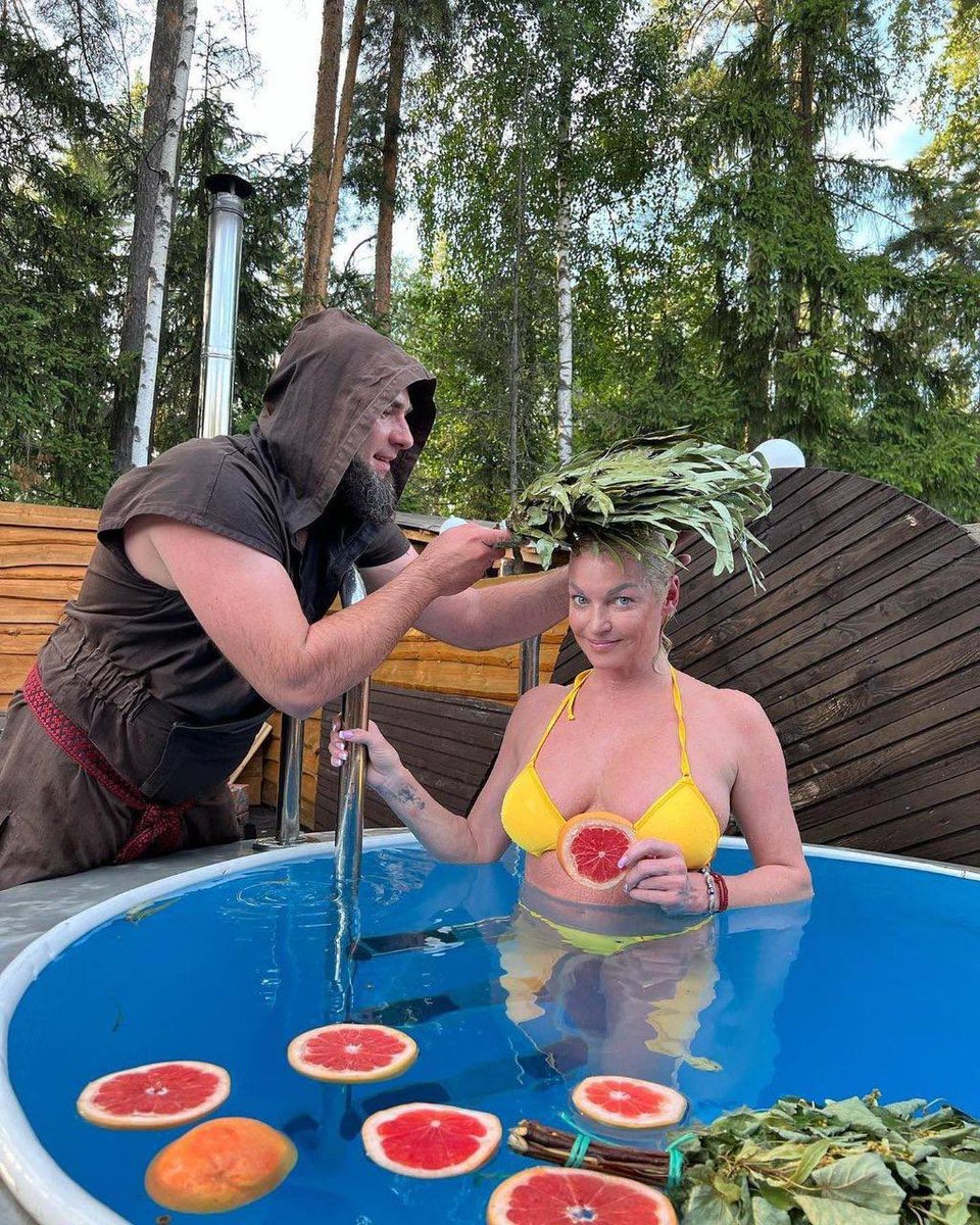 Прихожу в ресторан Варламова, а там сушеф что-то готовит. Это украинский борщ?