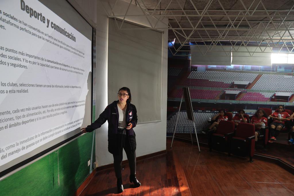 TuFPF's tweet photo. Nuestra @SeleccionPeru de Futsal Femenino Sub 20 🇵🇪 recibió charla sobre el manejo de medios y redes sociales. 

Más detalles ▶️ https://t.co/9X5XmUfepU

#ArribaPerú 💪🏻 https://t.co/UpXzsubVln