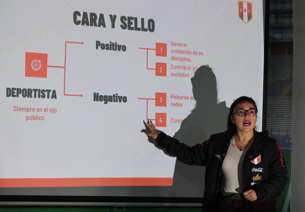 TuFPF's tweet photo. Nuestra @SeleccionPeru de Futsal Femenino Sub 20 🇵🇪 recibió charla sobre el manejo de medios y redes sociales. 

Más detalles ▶️ https://t.co/9X5XmUfepU

#ArribaPerú 💪🏻 https://t.co/UpXzsubVln