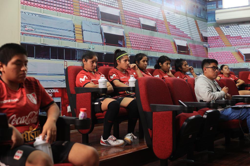 TuFPF's tweet photo. Nuestra @SeleccionPeru de Futsal Femenino Sub 20 🇵🇪 recibió charla sobre el manejo de medios y redes sociales. 

Más detalles ▶️ https://t.co/9X5XmUfepU

#ArribaPerú 💪🏻 https://t.co/UpXzsubVln