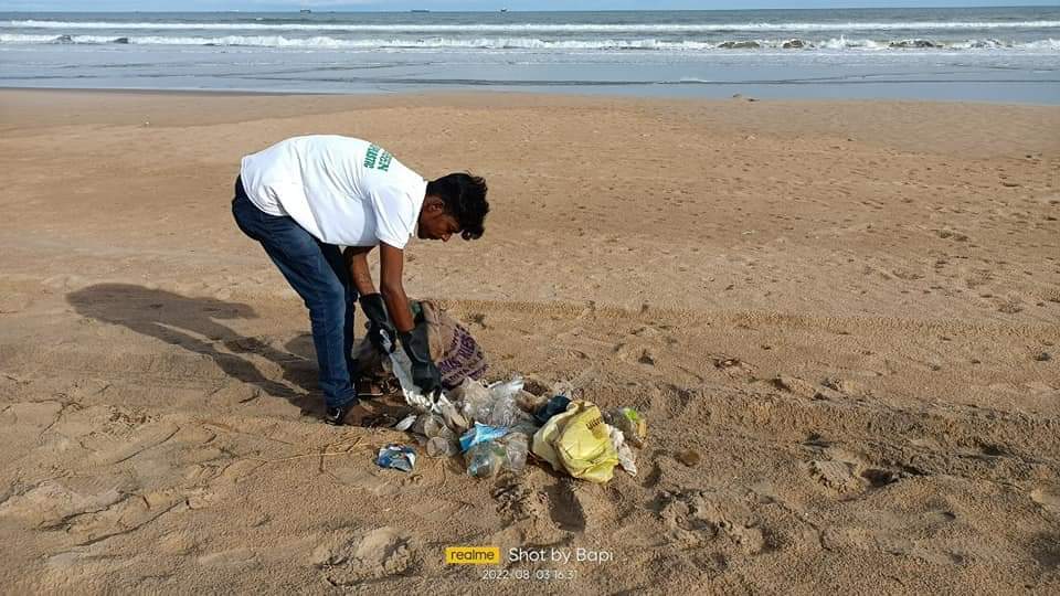 SwachhBharatGov's tweet photo. The youth are the future swachhata leaders of India! 
Today, #SwachhataChampion @BapiGochhayat2 from Odisha collected 15 kgs of plastic bottles, polythene &amp; Single Use Plastic wrappers from Paradeep beach. 

Let us all pledge to keep our beaches clean &amp; garbage free! https://t.co/RO3Vogxztq