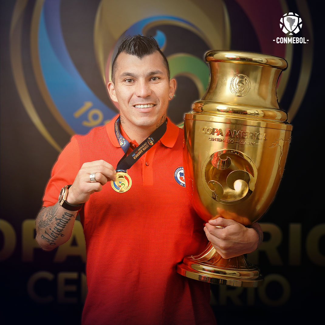 CONMEBOL's tweet photo. ¡Un todoterreno y gran defensor festeja su cumpleaños hoy! ⚽🎂

⭐ Bicampeón de la CONMEBOL @CopaAmerica con @LaRoja 🏆

¡Felicidades, @MedelPitbull! 🎉🙌🏼

#CreeEnGrande https://t.co/EpTiWeuOZi