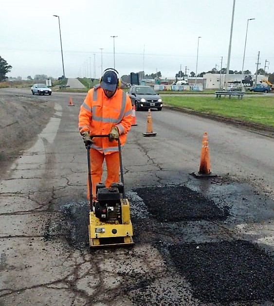 CarinaLambrecht's tweet photo. Trabajos de bacheo en rotonda de acceso a #BahiaBlanca en #RN3 y #AvenidaColon
#Conservación
#VialidadNacional
@gtrankels https://t.co/Vliq2TbwZL