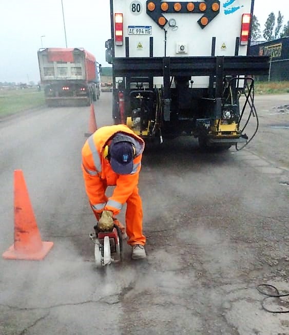 CarinaLambrecht's tweet photo. Trabajos de bacheo en rotonda de acceso a #BahiaBlanca en #RN3 y #AvenidaColon
#Conservación
#VialidadNacional
@gtrankels https://t.co/Vliq2TbwZL