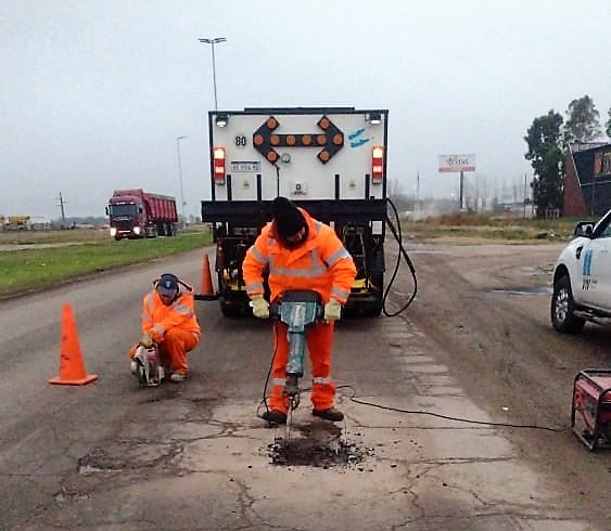 CarinaLambrecht's tweet photo. Trabajos de bacheo en rotonda de acceso a #BahiaBlanca en #RN3 y #AvenidaColon
#Conservación
#VialidadNacional
@gtrankels https://t.co/Vliq2TbwZL