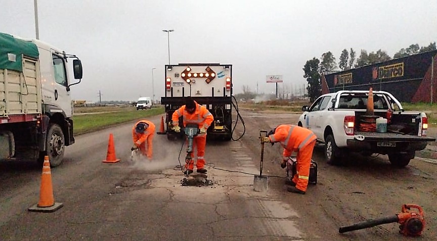 CarinaLambrecht's tweet photo. Trabajos de bacheo en rotonda de acceso a #BahiaBlanca en #RN3 y #AvenidaColon
#Conservación
#VialidadNacional
@gtrankels https://t.co/Vliq2TbwZL