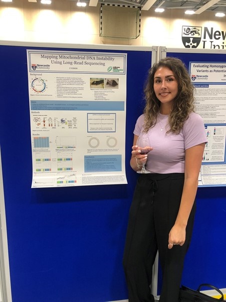 MitoResearch's tweet image. Congratulations to all the MRes students @UniofNewcastle who completed their research projects in the WCMR! Our team are committed to developing the next generation of life scientists because without research, there will never be hope for a cure. Let's find one together #curemito