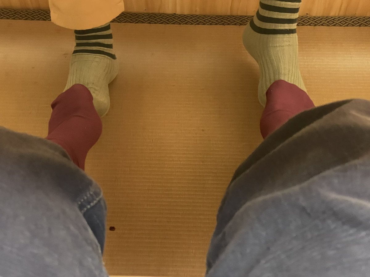 啥人啊 还桌子下勾搭我！蹭啥蹭 https://t.co/JN3Kwxqzz2