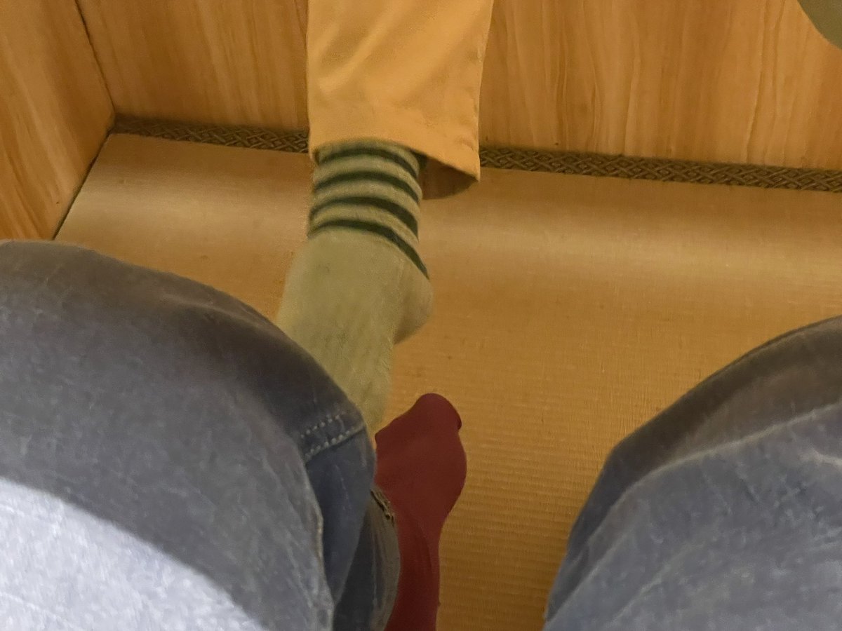 啥人啊 还桌子下勾搭我！蹭啥蹭 https://t.co/JN3Kwxqzz2