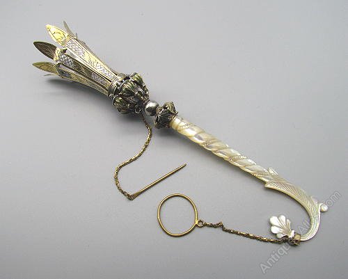 antiques_atlas's tweet photo. Sylvie Collett - Sewantiques
Has for sale this lovely gift
Victorian Tussie Mussie or Posy Holder C1880
Click this link for more details
https://t.co/eEEIDagPcq
@SylvieCollett
#tussiemussie #tussiemussieholders #smallbouquets #Antiques #antiquedealersofantiquesatlas https://t.co/BB0jHB60qb