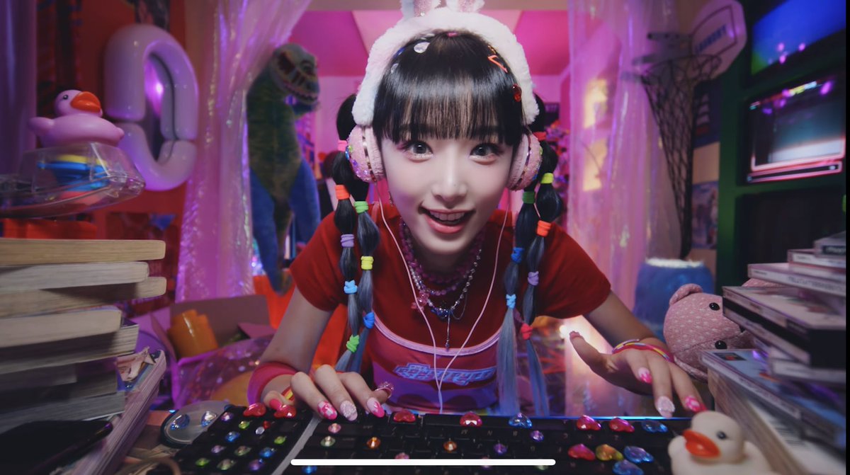 0riiiiii40's tweet photo. YENAちゃんカムバおめでとう‼️
今回もイェナワールド全開の曲で最高‼️
#YENS #YENA_SMARTPHONE https://t.co/88x5eLCXcU