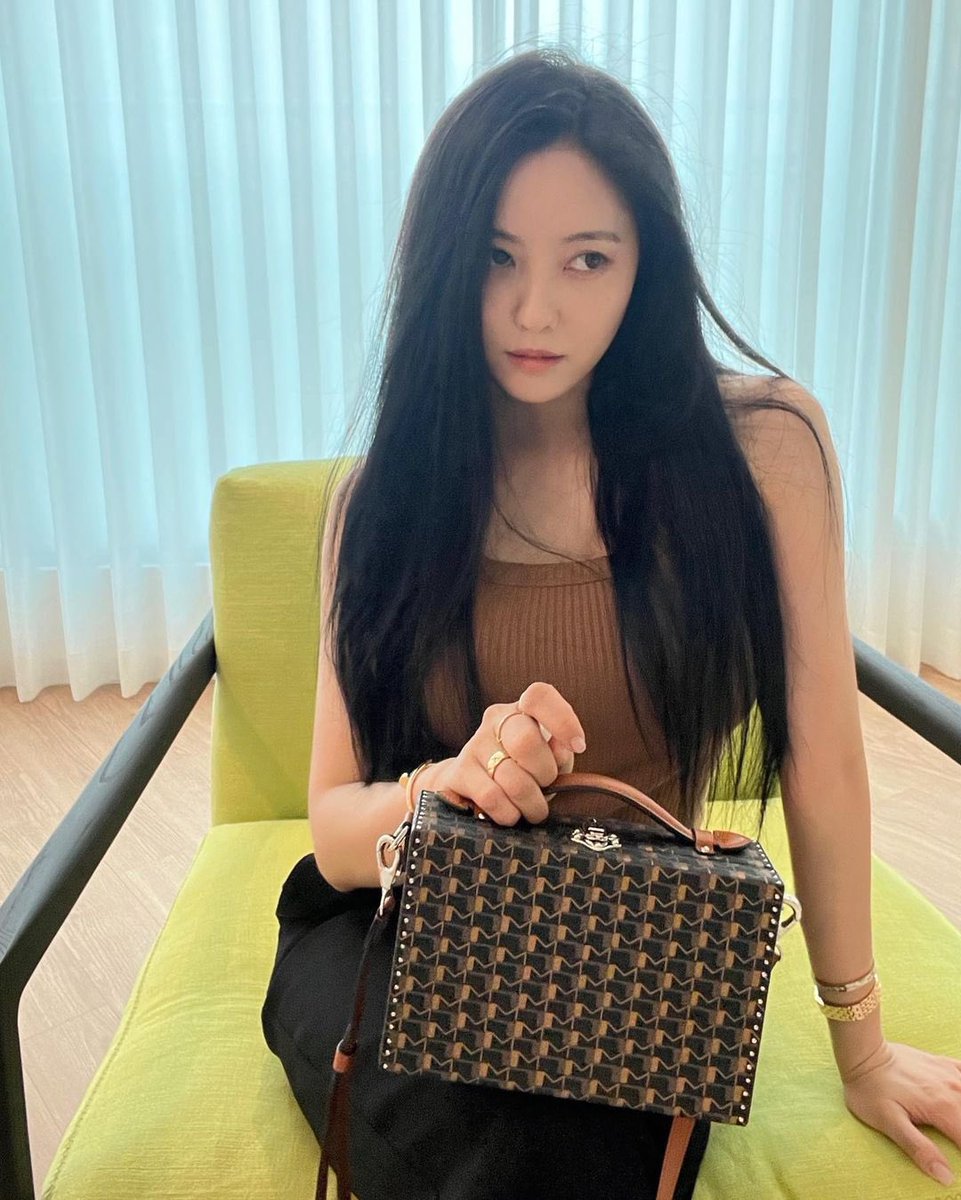 charts_2's tweet photo. [Commercial]
HYOMIN for MOYNAT Paris 🌟

ㅡ This is HYOMIN's 21th commercial this year alone https://t.co/DmvvUAlL04