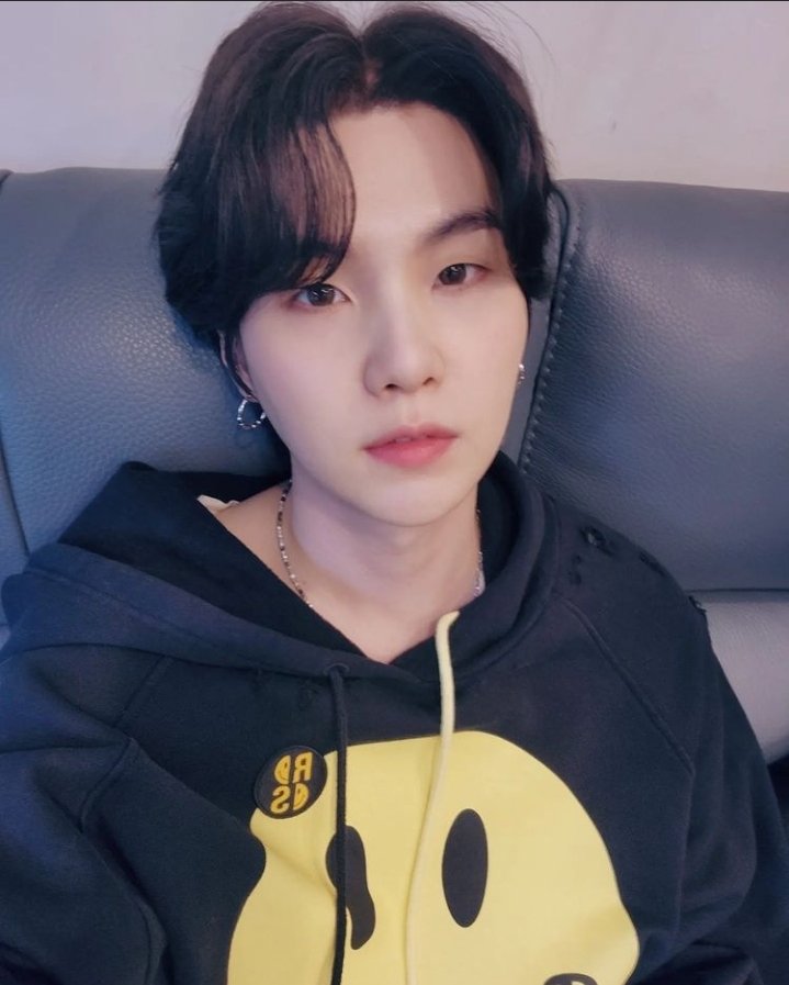 seokskzuh's tweet image. —Wandita.
—¿Mmh?
El pelinegro se acercó con una suave sonrisa ladina que derritió al omega.
—Me da alergia tu ropa, ¿puedes quitartela?
—Me da alergia que respires, ¿puedes dejar de hacerlo, hyung? Respondió sarcásticamente.
 
#F4au #2temp