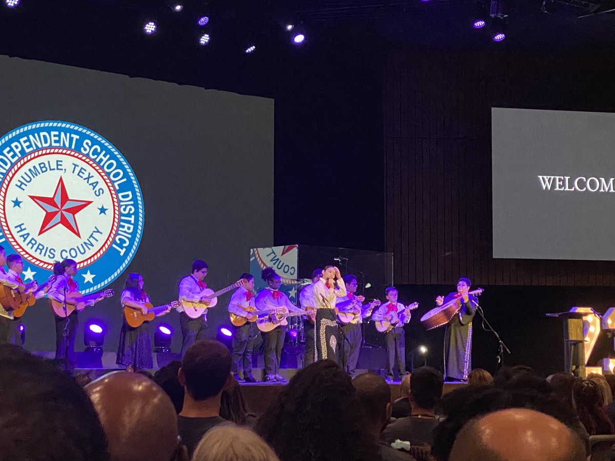msshannonreads's tweet photo. Incredibly talented mariachis Los Tres Gatos opening our convocation https://t.co/FMNsifzjCW