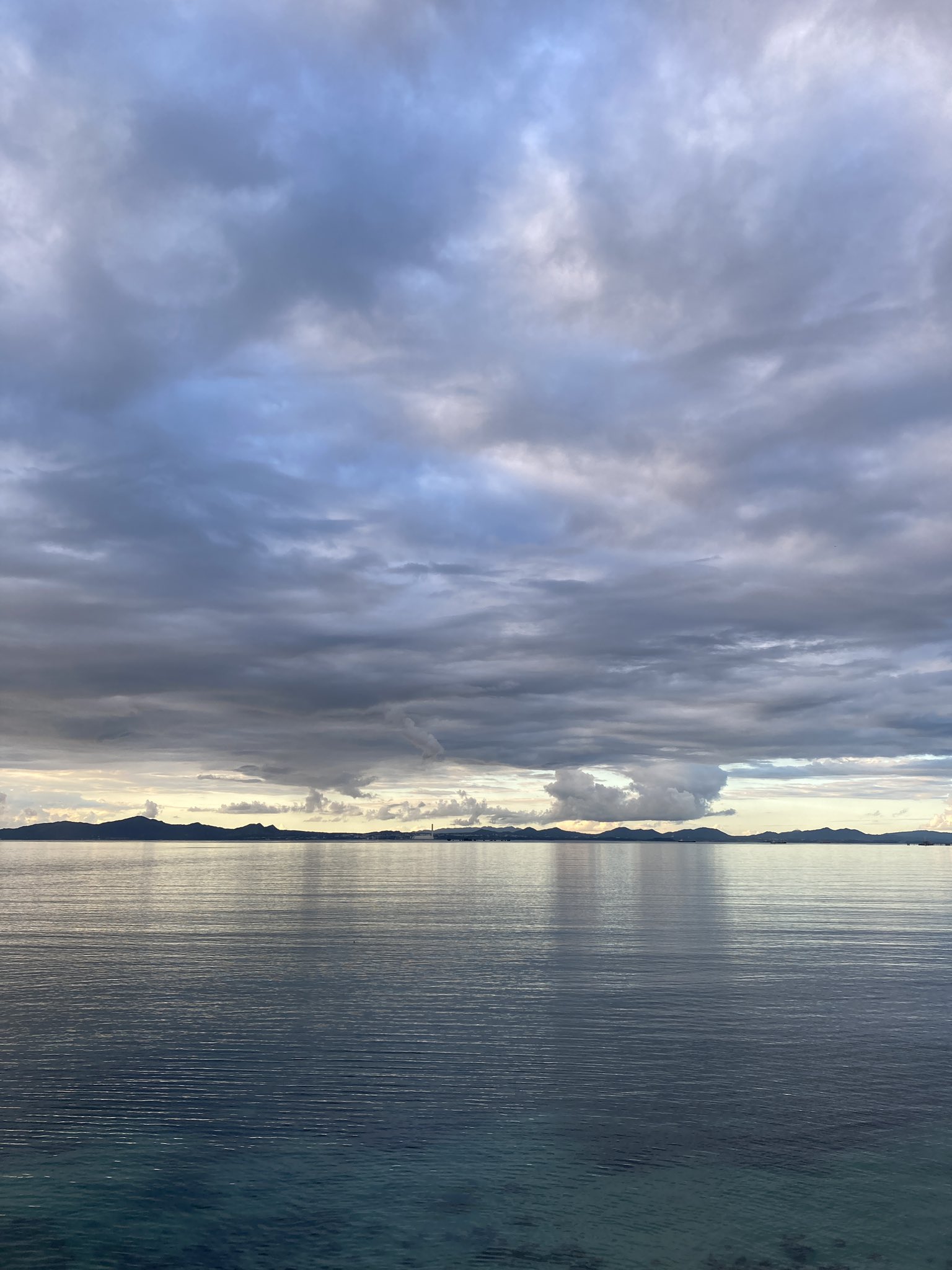 Isshuu Maeda 前田 一舟 今日も海中道路からみる海の景色は とても良かった 雨が降った後の景色は なかなか良い ドライブで海から沖縄島に沈む夕日をゆったりした時間でみるのもオススメだ 夕方 海中道路 海 沖縄 T Co Widgcbbg8k