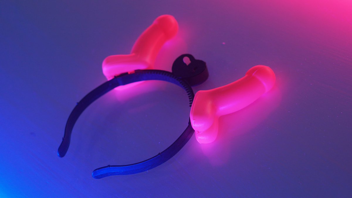 OrRose6's tweet photo. Ça vous dit d’être particulière pour votre enterrement de vie de jeune fille ? 😏

Couronne pour la fiancée ( image 1) 2500 Frs
Couronne lumineuse pour les dames de compagnies (image 2) : 2000 Frs 
📍Douala 
https://t.co/Zn4lzO1mBh
Livraison ou expedition à vos frais https://t.co/az8tLI1KbQ