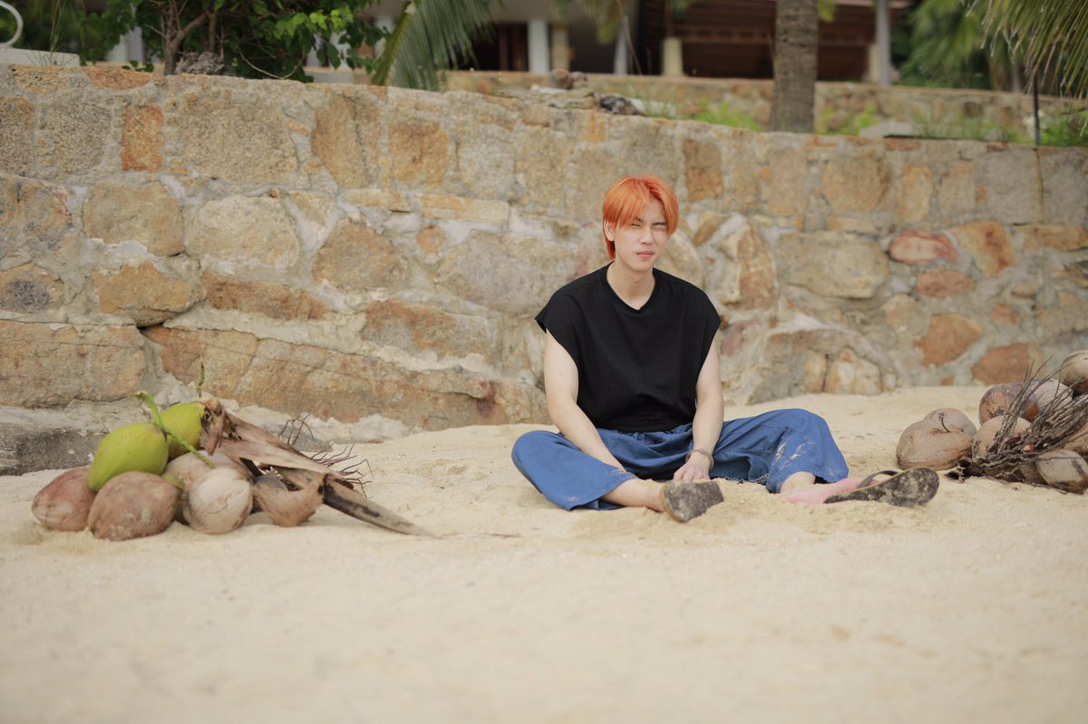 eakceoent's tweet photo. เด็กผมส้มกับกองมะพร้าวของเค้า 🥰

EvenSunFinalEp x BounPrem 
#EvenSunFinalEp https://t.co/mqdxynviaq