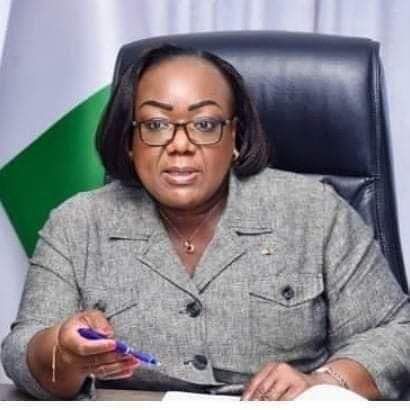 Ivoirowsky's tweet photo. La ministre Anne #Ouloto a propos des concoursde la fonction publique. 
"Le premier fonctionnaire qui sera pris, toute la Côte d’Ivoire le saura .L’enfant de mon chef de village a échoué l’année dernière. Aucun autre enfant ne va bénéficier de ma tricherie." #Civ225 https://t.co/KcJUfk1JCd
