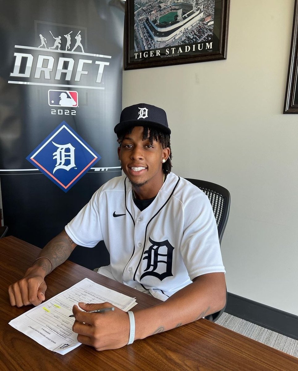 WmCareyBSB's tweet photo. Signed!  Chris Williams officially a Tiger! https://t.co/Lf3MMS6RRr