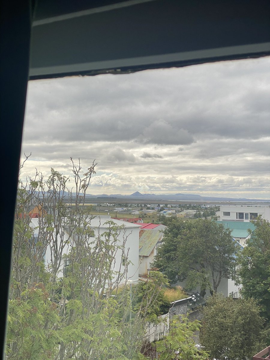 Sæl veriði, ef þið viljið koma að fylgjast með gosinu þá rukka ég 2990 kr á haus, gjöf en ekki gjald!