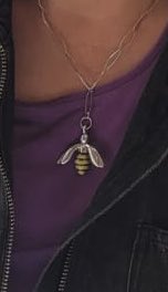 Lost at Deauville racecourse on Tuesday 2 August: this bee necklace of great sentimental value. If you happen to come across it, I would be eternally grateful for its safe return.
#Deauville #FranceGalop #bringhomethebee